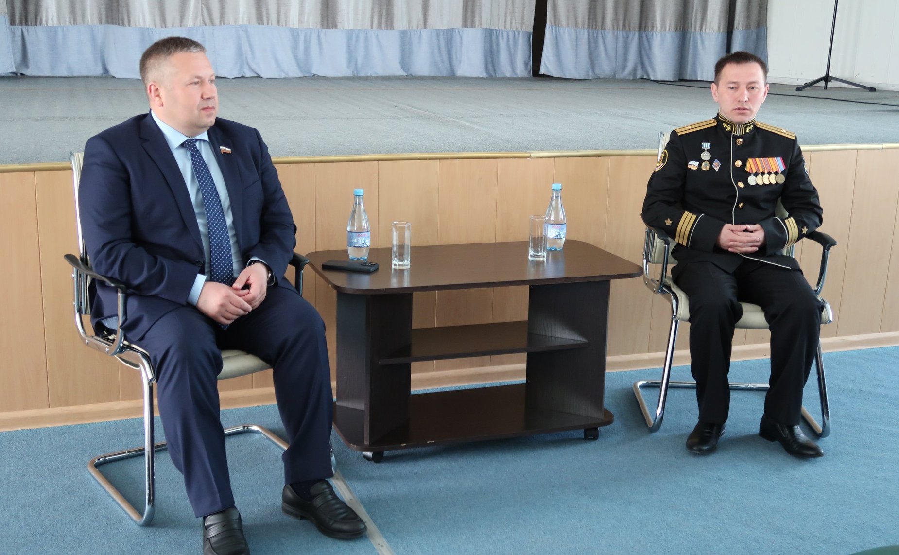 Денис Гусев провел встречу студентов Ненецкого АО с моряком-подводником