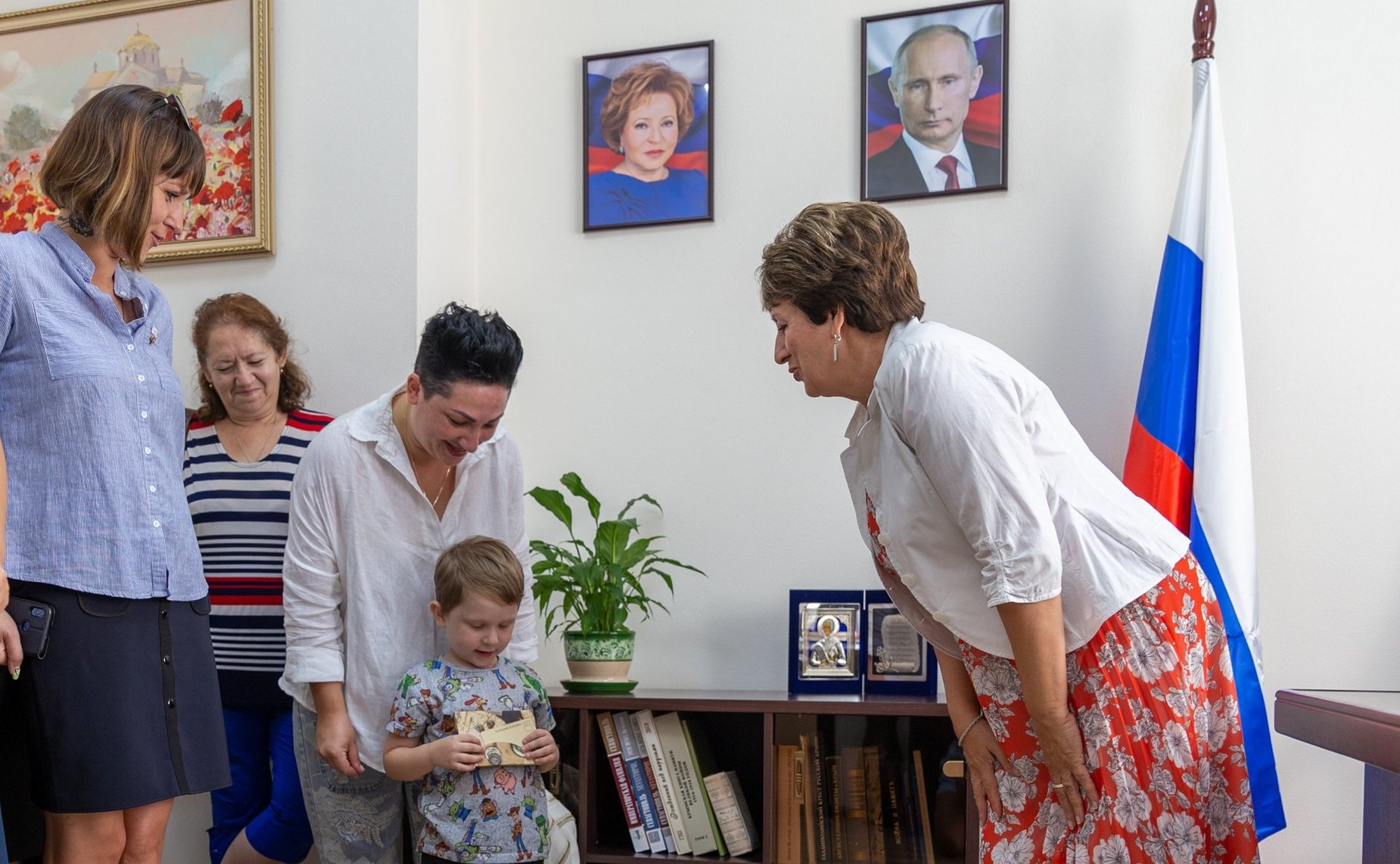 Екатерина Алтабаева в рамках Всероссийской акции «Собери ребёнка в школу» вручила детям севастопольских семей ранцы, школьные принадлежности и книги