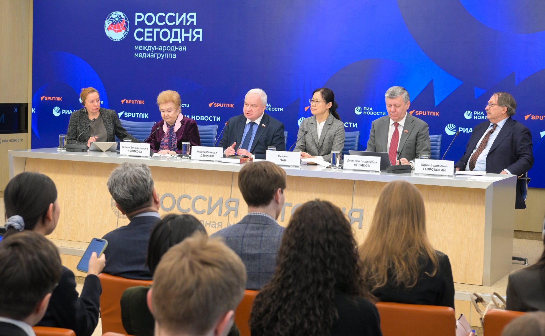 Видеомост Москва — Пекин: «Якорь стабильности и крылья развития: новая архитектоника глобального управления глазами экспертов из Китая и России»