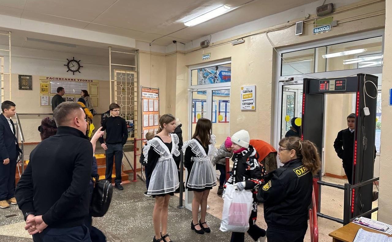 Айрат Гибатдинов провёл проверку организации охраны школ и обсудил с представителями силовых ведомств и образовательных учреждений меры по повышению безопасности школьников