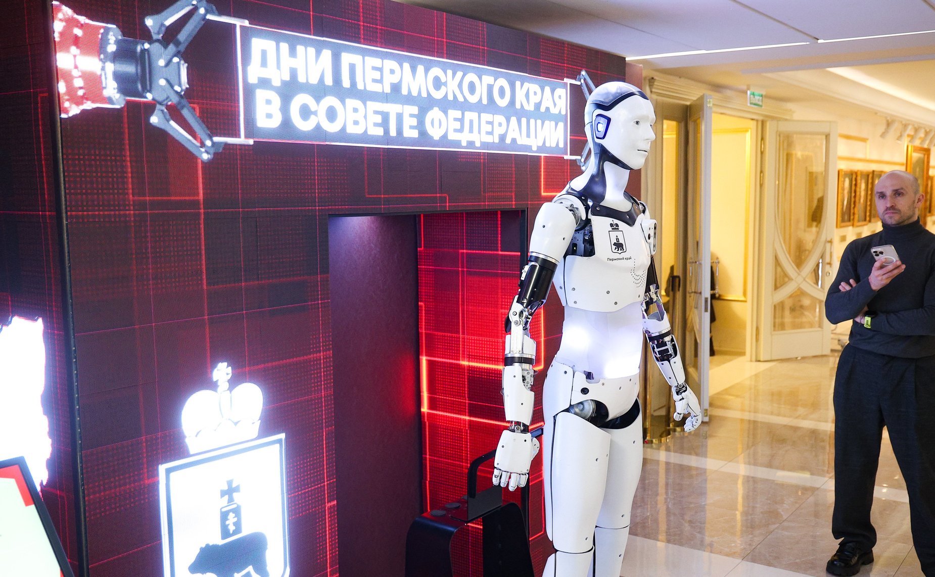 Валентина Матвиенко и Дмитрий Махонин осмотрели выставку, посвященную истории и перспективным направлениям развития Пермского края