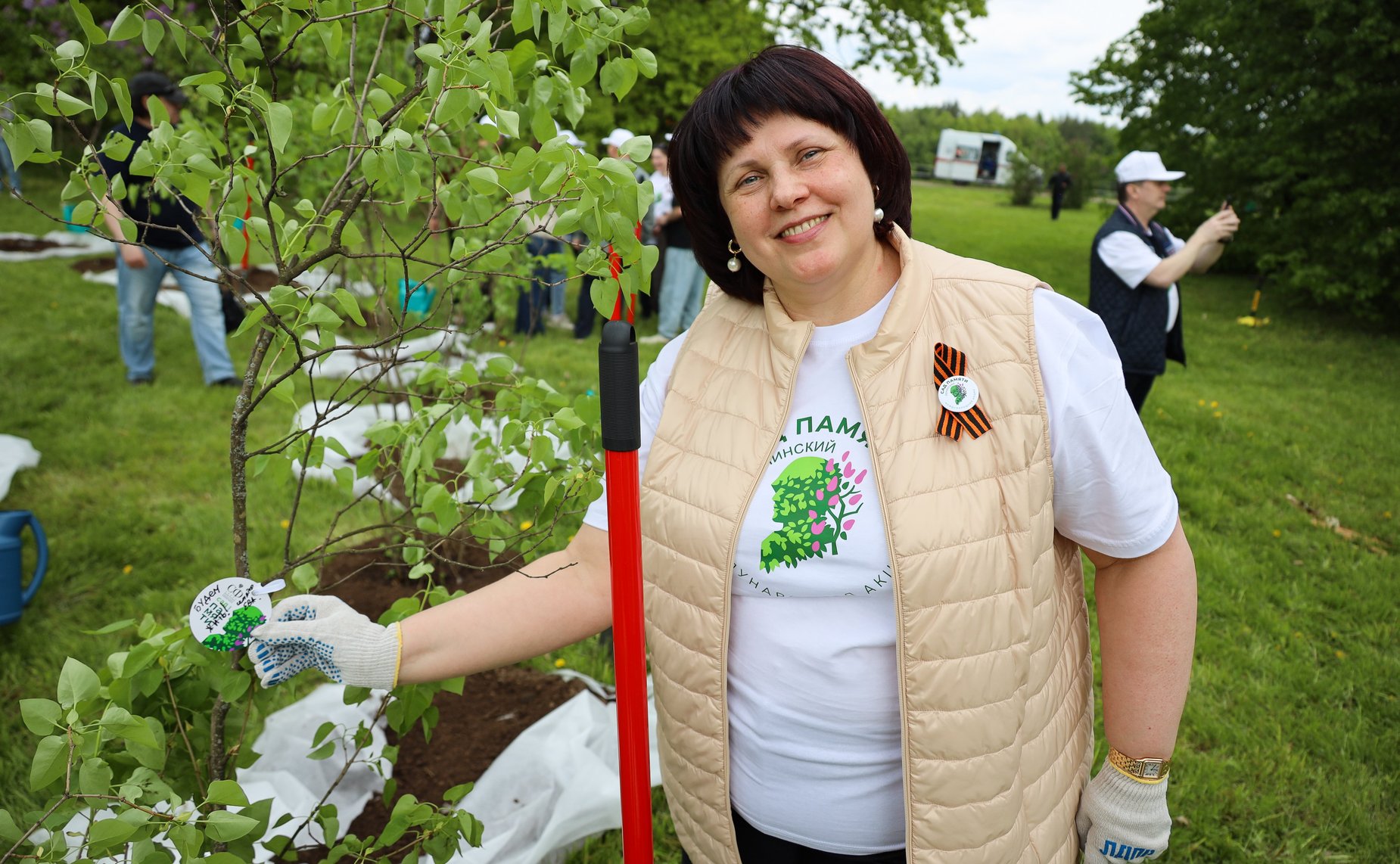 В Год защитника Отечества и 80-летия Победы в Великой Отечественной войне 1941–1945 годов сенаторы РФ и сотрудники Аппарата СФ провели акцию «Сад Памяти» — высадили 250 кустов сирени в музее-заповеднике «Горки Ленинские»