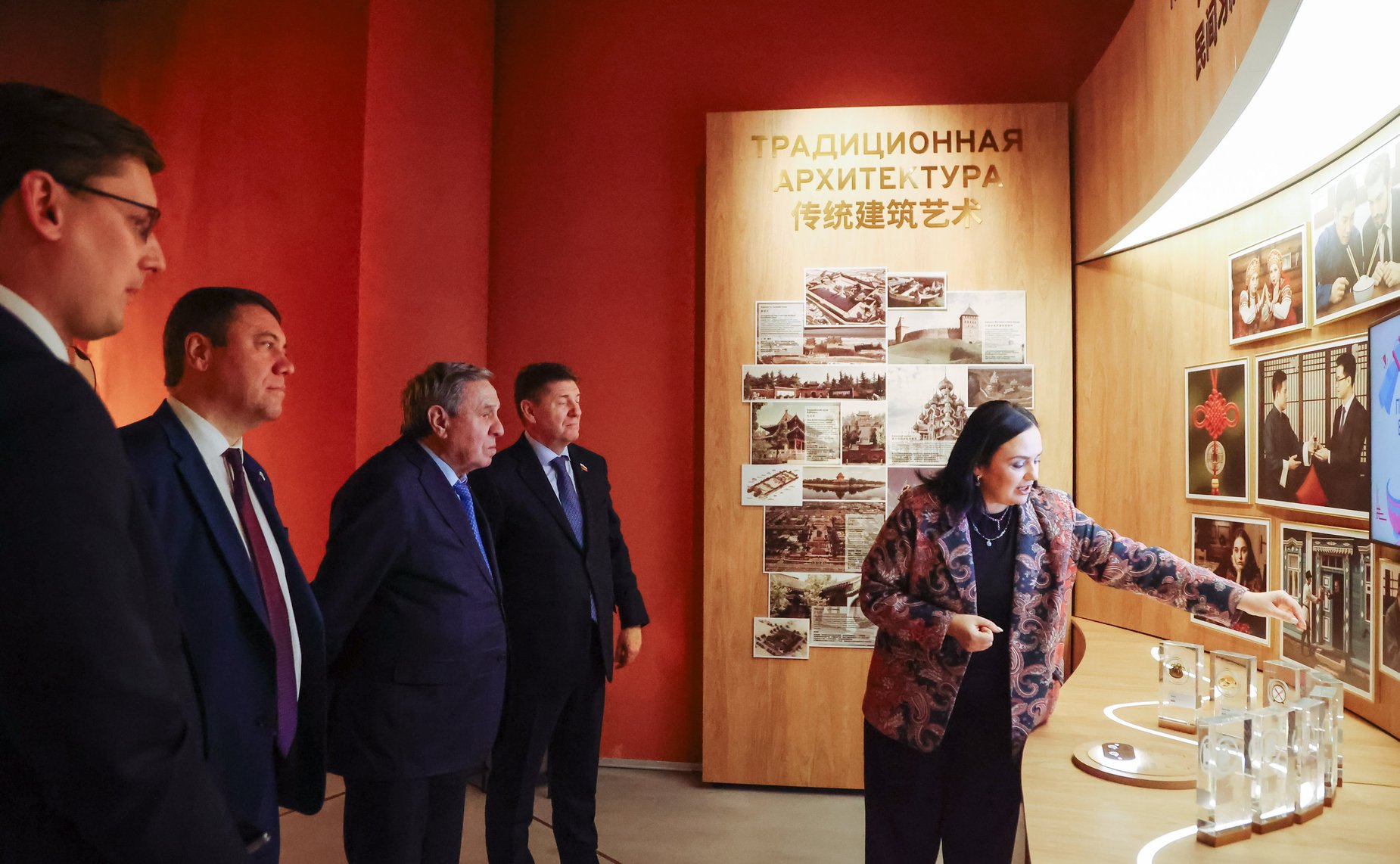 Сенаторы РФ посетили Дом Российско-Китайской дружбы и ознакомились с проектами строительства трансграничной канатной дороги через реку Амур и международного конгрессного выставочного центра, гостиничного комплекса