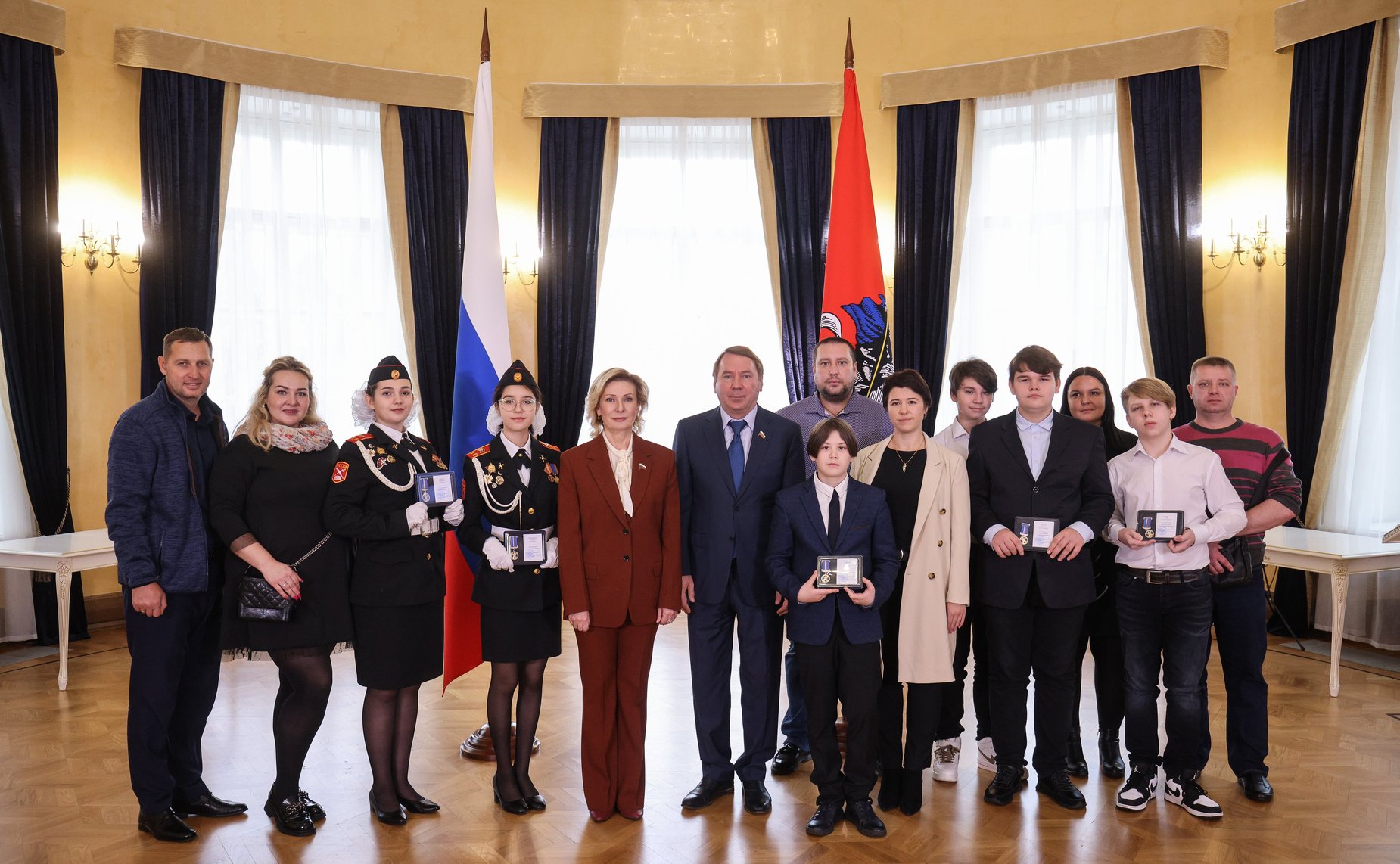 Инна Святенко и Владимир Кожин вручили награды юным героям — ученикам московских школ