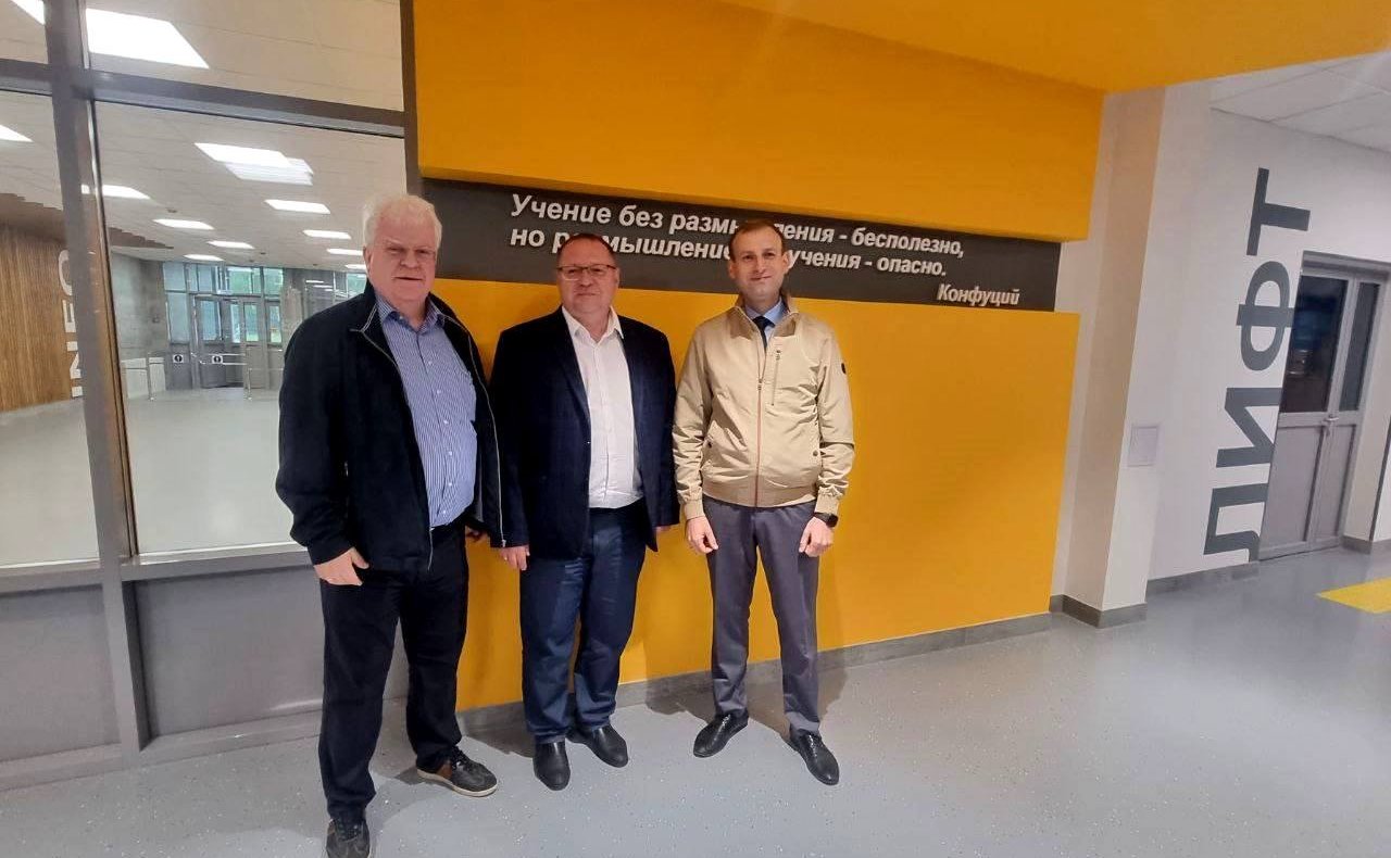 Владимир Чижов в рамках региональной недели побывал на строительных площадках школы и детского сада в поселках Деревянка и Ляскеля