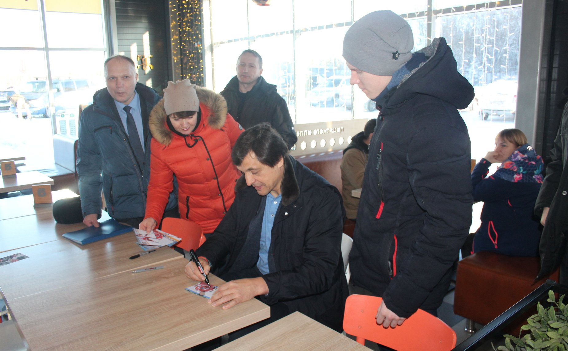 Ю. Воробьев и президент Федерации хоккея Московской области В. Каменский посетили Арктический спасательный центр «Вытегра»