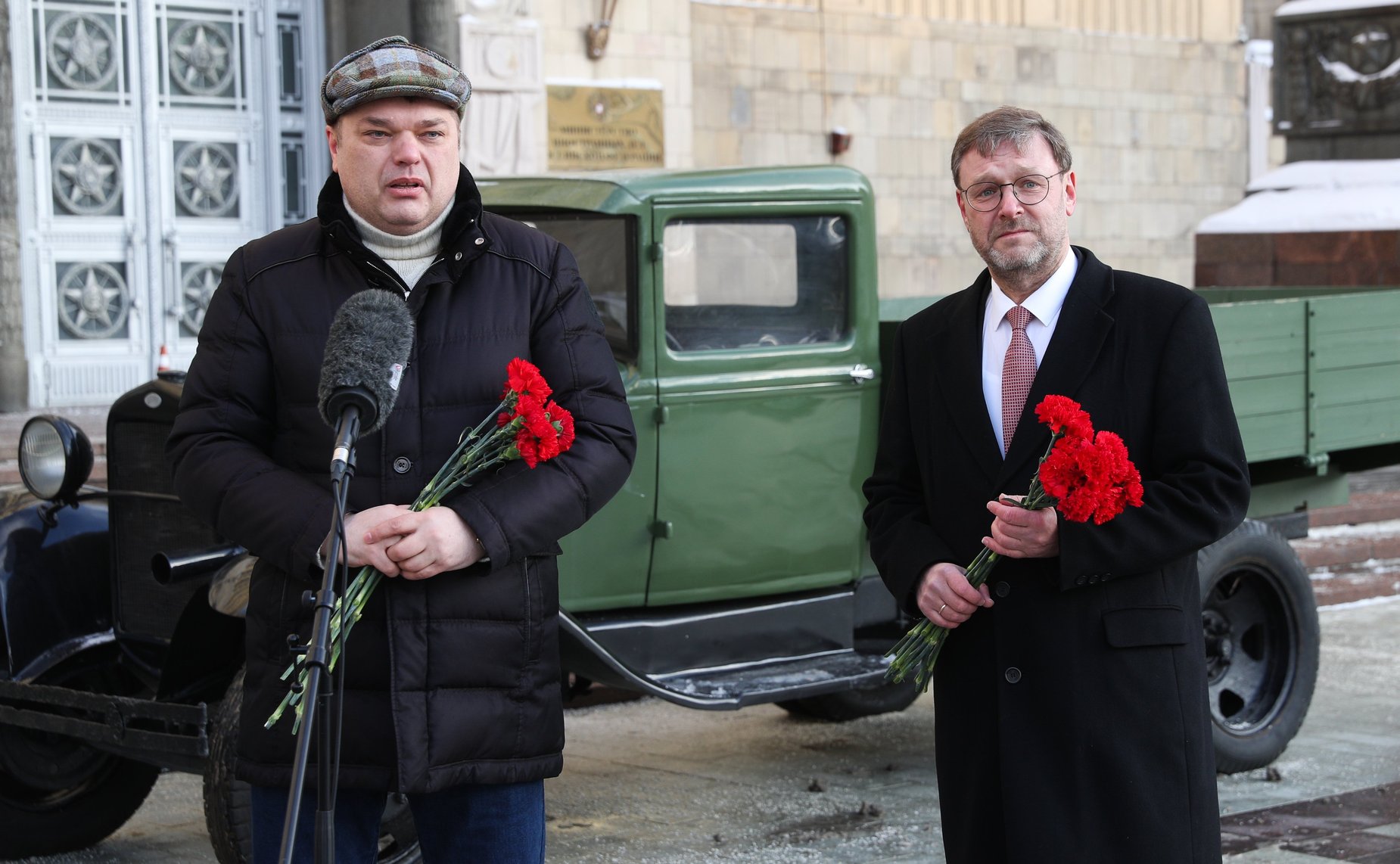 Сенаторы приняли участие в церемонии возложения цветов к «Полуторке» (ГАЗ АА)
