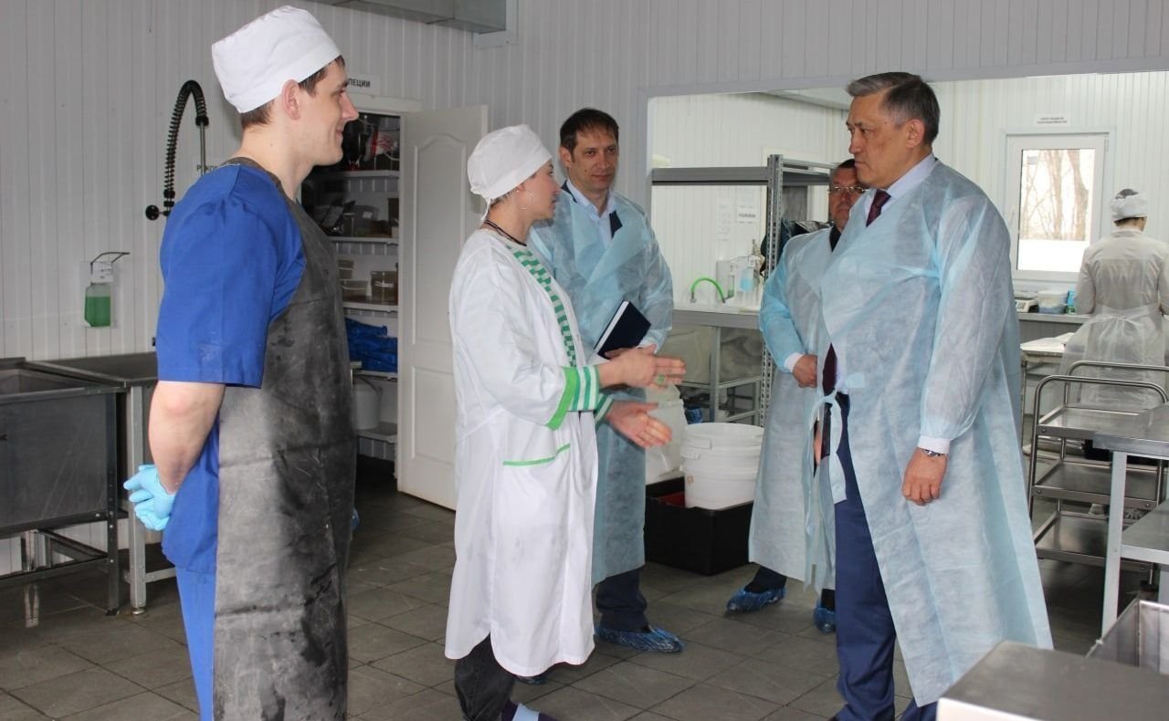 Юрий Валяев в рамках работы в регионе посетил цех по производству мясной продукции и полуфабрикатов села Валдгейм