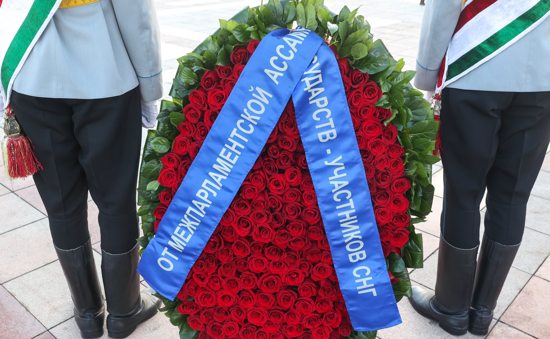 Торжественная церемония возложения цветов с участием руководителей парламентских делегаций к памятнику Исмоилу Сомони