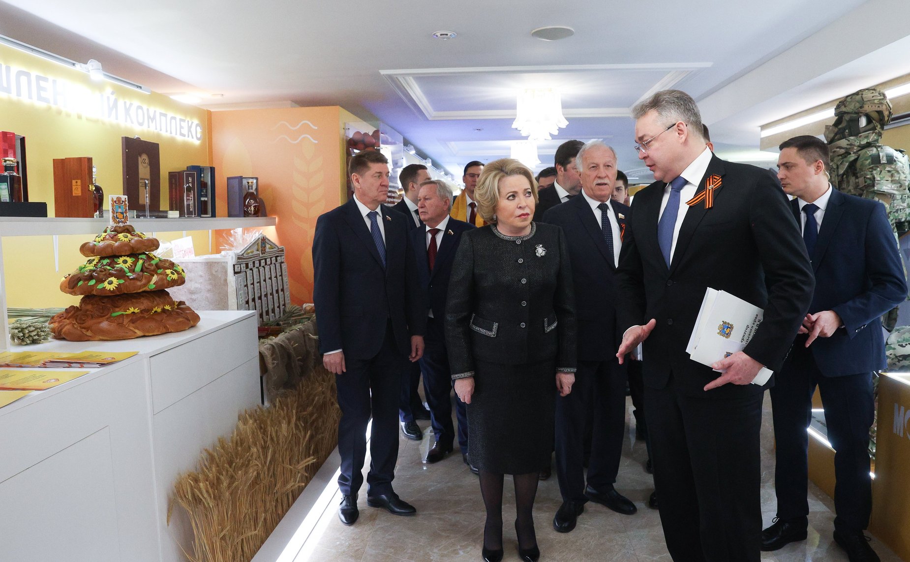 Председатель Совета Федерации Валентина Матвиенко и руководители Ставропольского края осмотрели выставку, посвященную достижениям и перспективам развития региона
