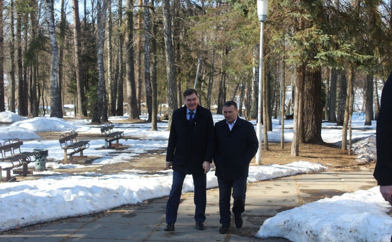 Александр Савин в ходе поездки в регион посетил пункт временного размещения беженцев из Донбасса, расположенный в Жуковском районе