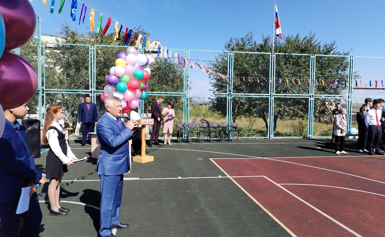 Сергей Михайлов принял участие в торжественных линейках, посвящённых Дню знаний, в школах сел Нижний Цасучей и Верхний Цасучей