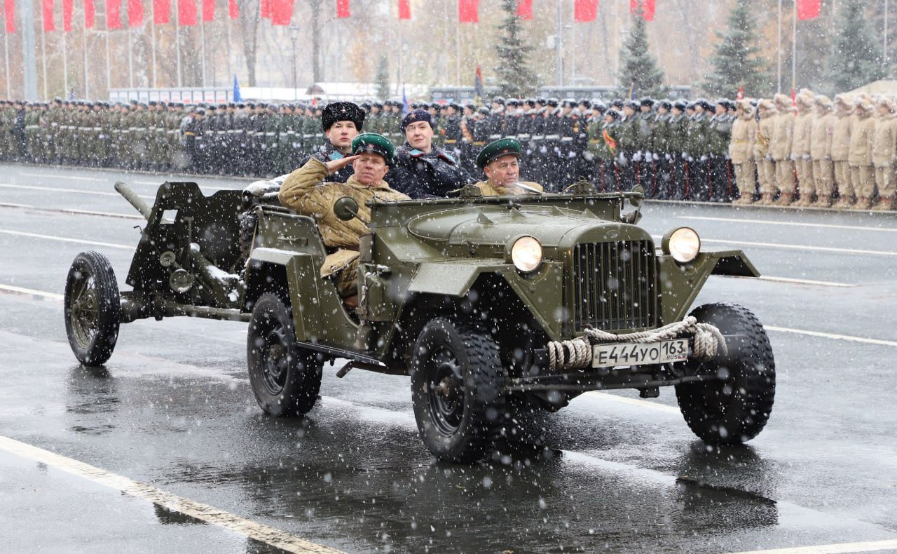 Под девизом «Наша семья – наша Победа!» в Самаре прошел Парад Памяти (фото Екатерина Елизарова «Самарская газета»)
