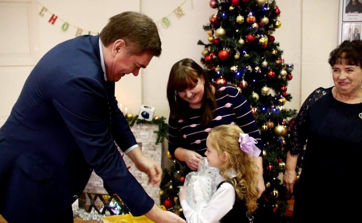 Александр Савин вручил новогодний подарок школьнице из города Людиново Калужской области