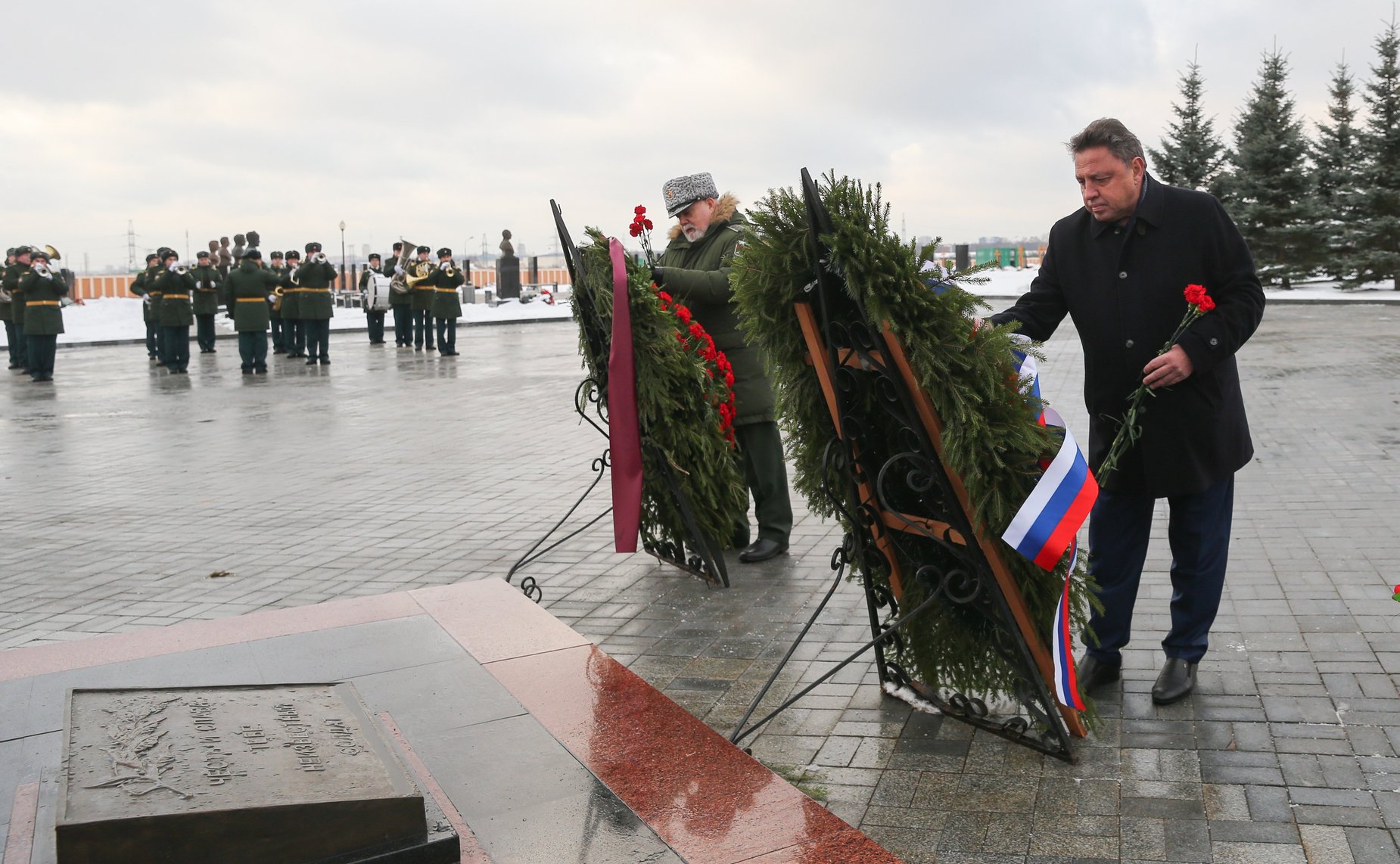 Сенаторы РФ приняли участие в траурном мероприятии, посвященном Дню Неизвестного Солдата