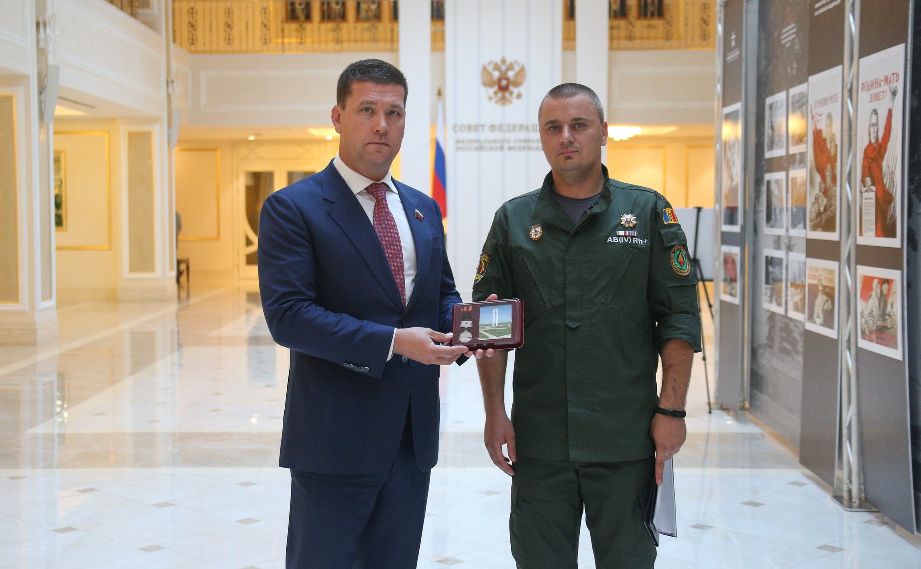 Андрею Чернышеву передана медаль солдата, найденная молдавскими поисковиками на месте боев Великой Отечественной войны