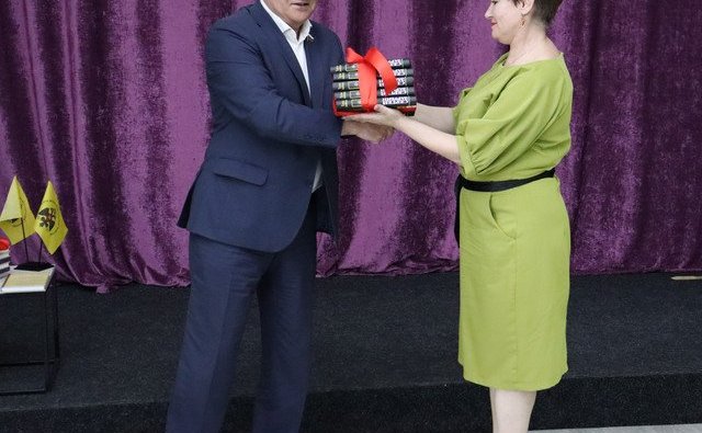 Сергей Михайлов презентовал переизданные книги забайкальского писателя С. Зарубина библиотечному фонду края