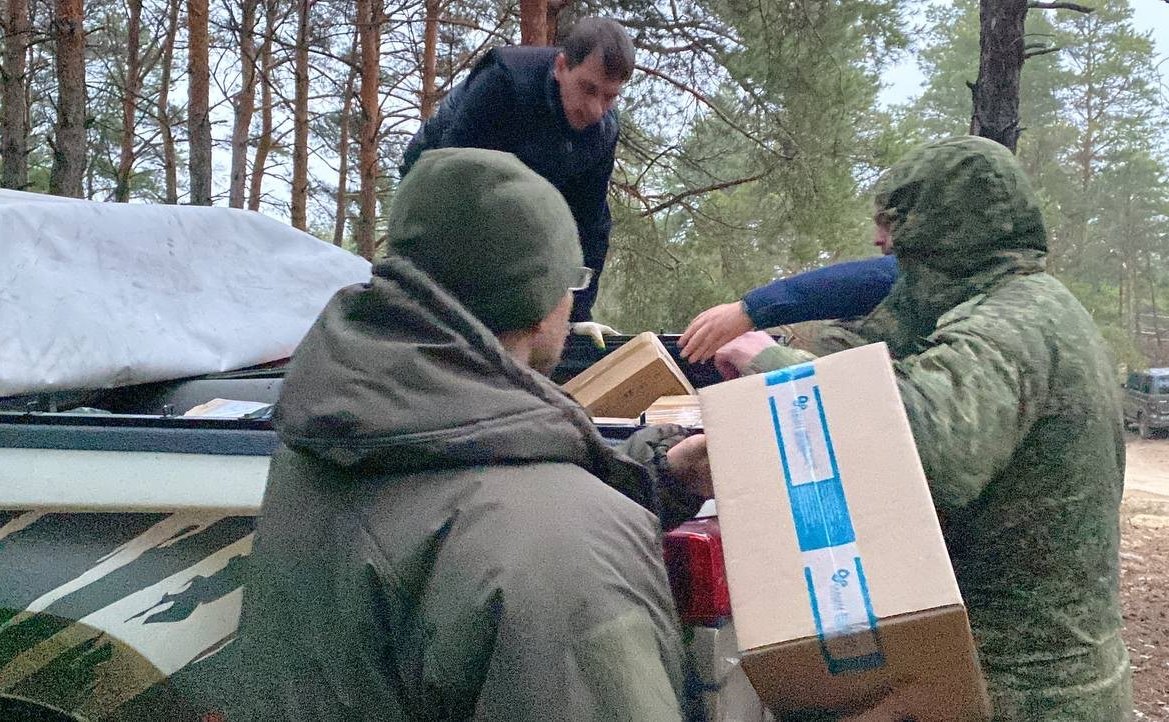 Российским военнослужащим в зону СВО переданы десять автомобилей УАЗ и двадцатитонная партия груза