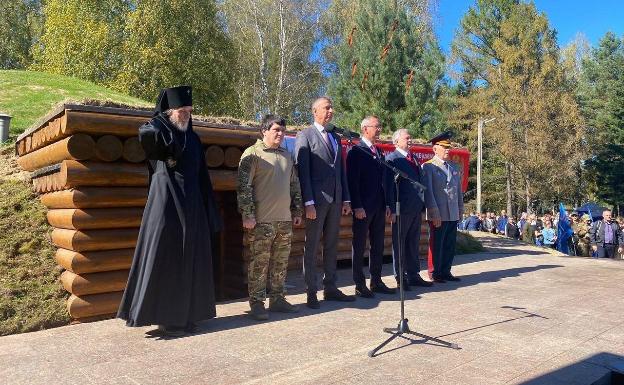 Анатолий Артамонов и Александр Савин посетили мемориальный комплекс «Безымянная высота» в Куйбышевском районе Калужской области