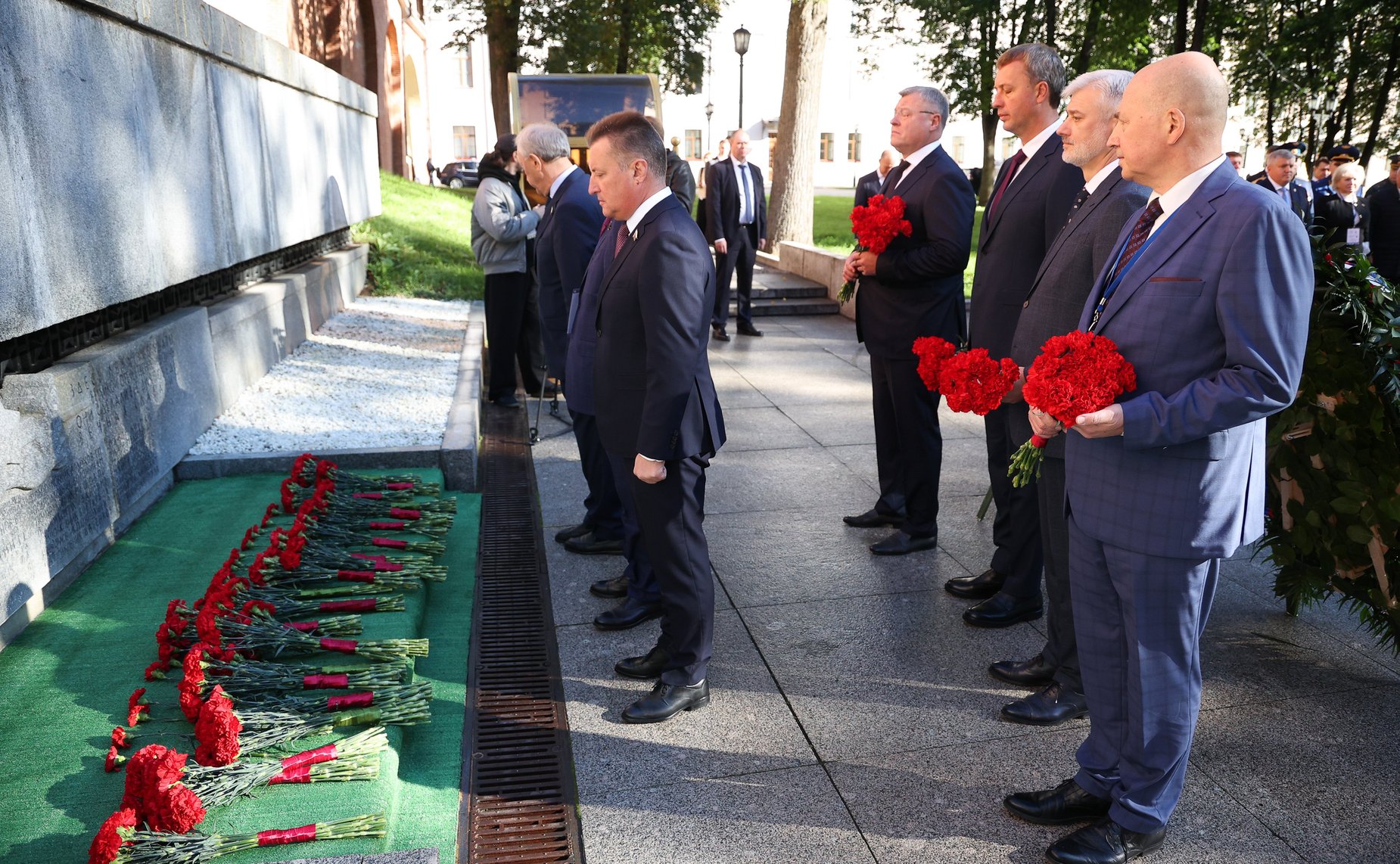 Председатель Совета Федерации Валентина Матвиенко и врио губернатора Новгородской области Александр Дронов возложили венки к Мемориалу «Вечный огонь славы»