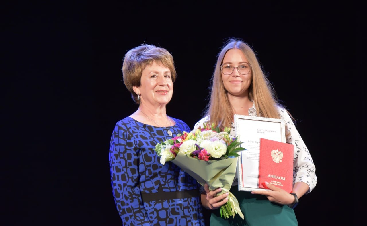 В Севастопольском академическом русском драматическом театре имени А. В. Луначарского чествовали лучших выпускников Севастопольского государственного университета – студентов, окончивших ВУЗ с отличием
