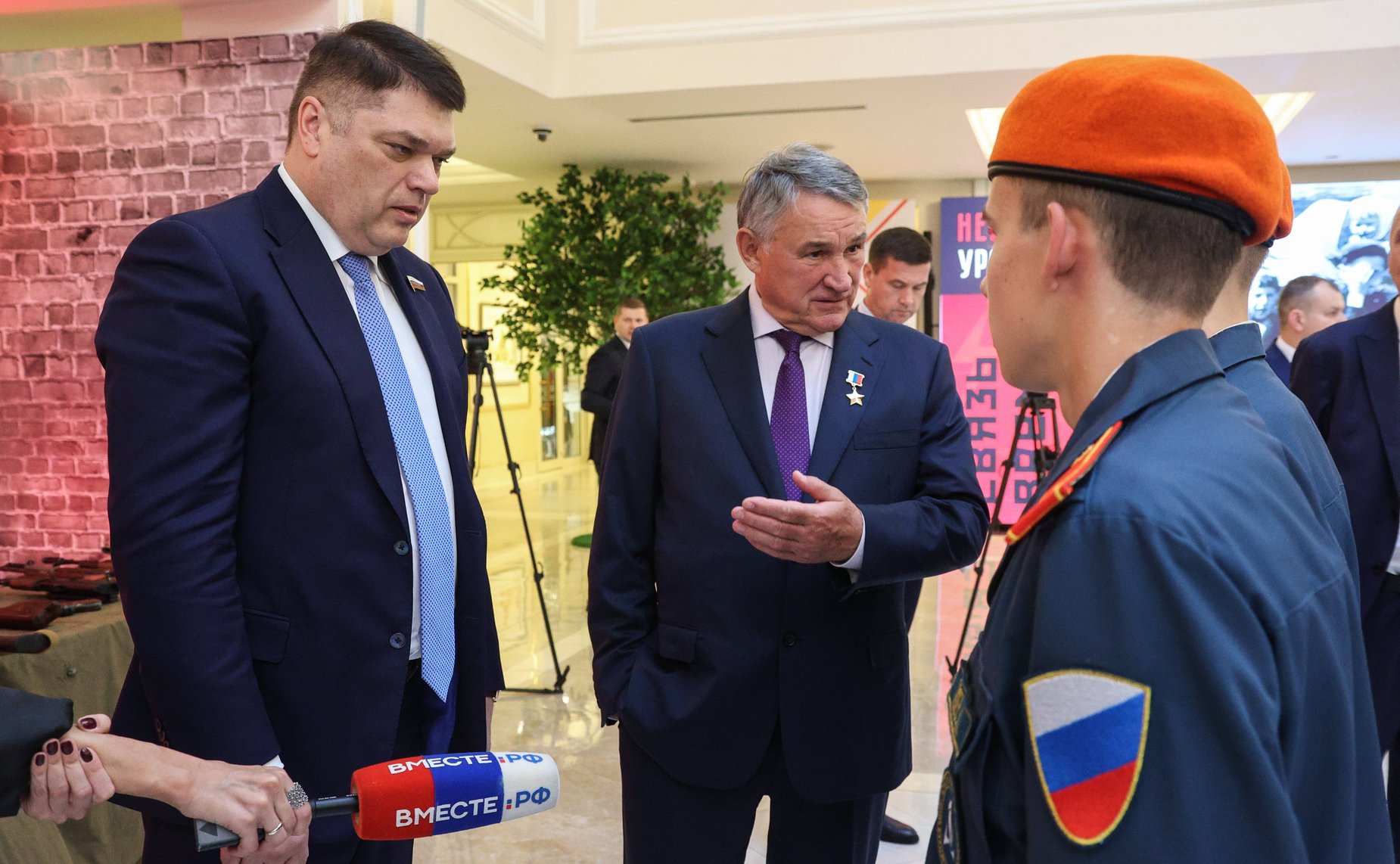 Юрий Воробьев и Дмитрий Василенко открыли в Совете Федерации выставку «Невыученные уроки истории. Связь времен. Пропаганда ненависти»