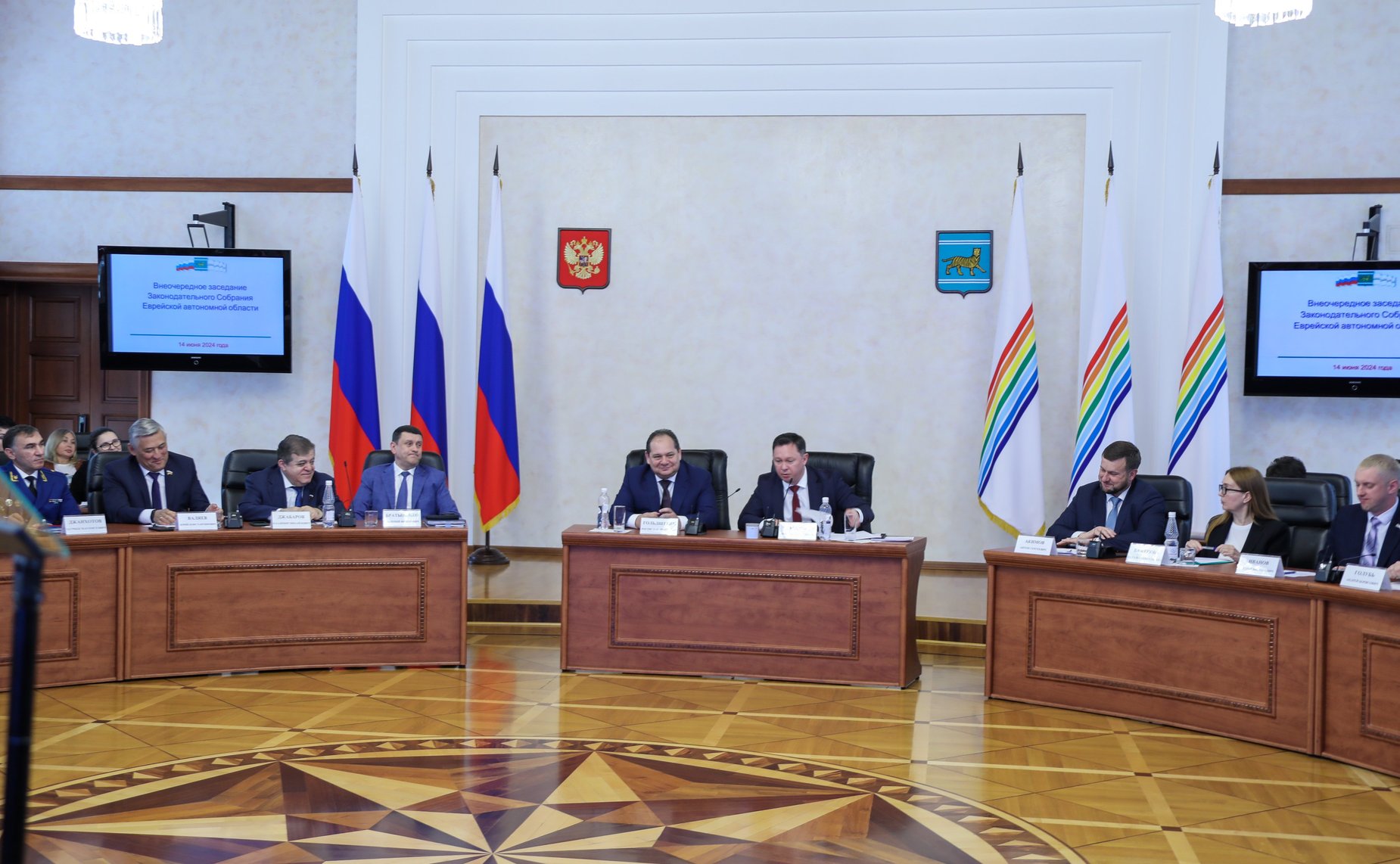 Владимир Джабаров в ходе региональной поездки принял участие во внеочередном заседании Законодательного собрания ЕАО