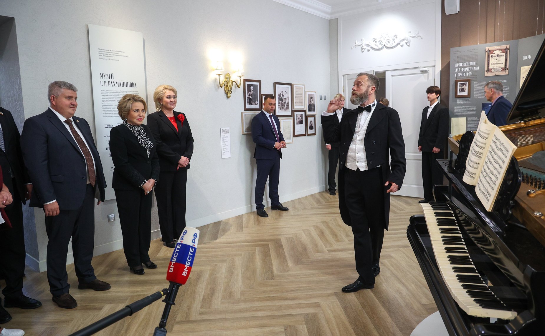 В рамках работы Х Парламентского форума «Историко-культурное наследие России» в Великом Новгороде Валентина Матвиенко посетила детскую общеобразовательную школу имени Г.Р. Державина и Дом музыки имени С.В. Рахманинова