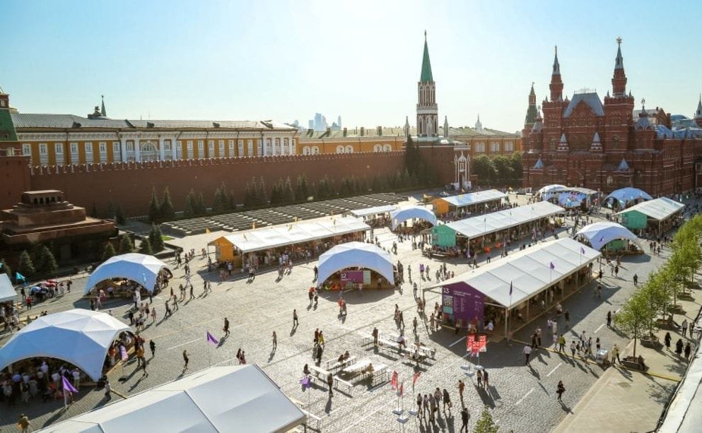 На книжном фестивале «Красная площадь»–2021 Екатерина Алтабаева представила монографию по истории Севастополя