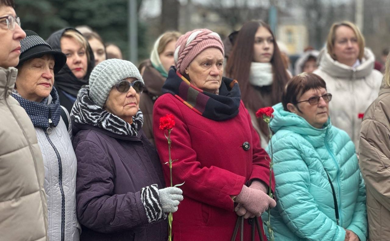 Светлана Кириллова приняла участие в возложении цветов к мемориалу Вечный огонь в Костроме