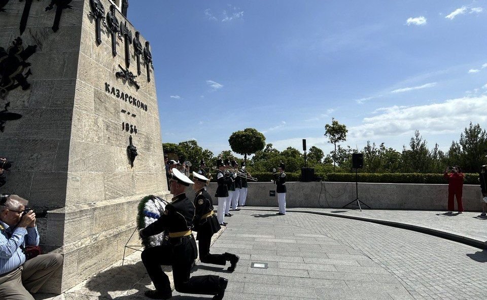 Екатерина Алтабаева приняла участие в торжественной церемонии возложения цветов к памятнику Александру Ивановичу Казарскому