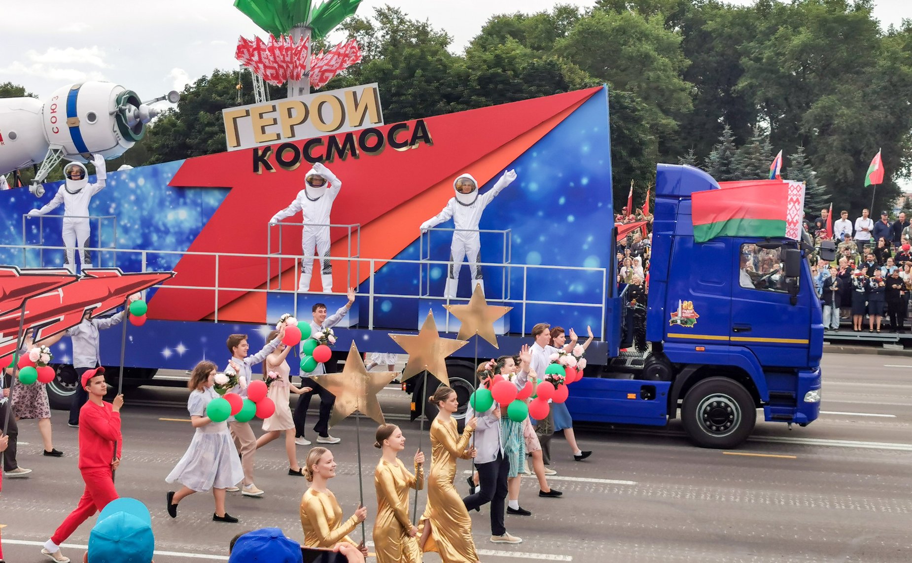 В Минске участники проекта «Поезд Памяти» стали зрителями торжественного парада, посвященного 80-летию освобождения Беларуси