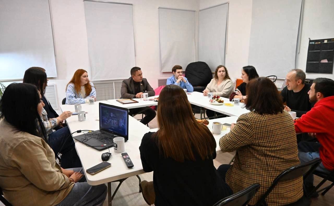 Айрат Гибатдинов вручил диплом проекта «Социальный курс: идеи нового времени» проекту «Ночная мэрия Ульяновска: организация вечернего и ночного досуга в городе»