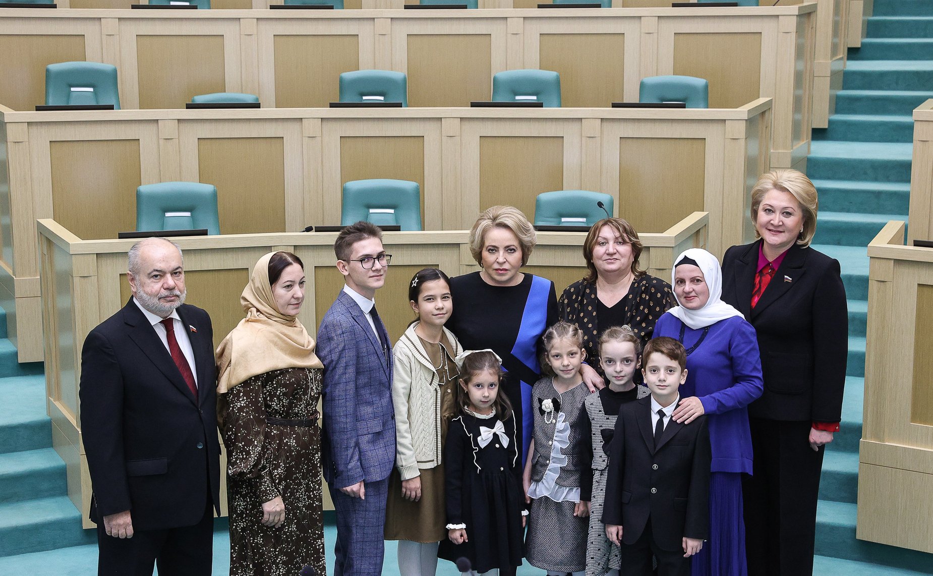 Валентина Матвиенко встретилась с детьми-участниками выставки художественных промыслов, прошедшей в рамках IX Парламентского форума «Историко-культурное наследие России»