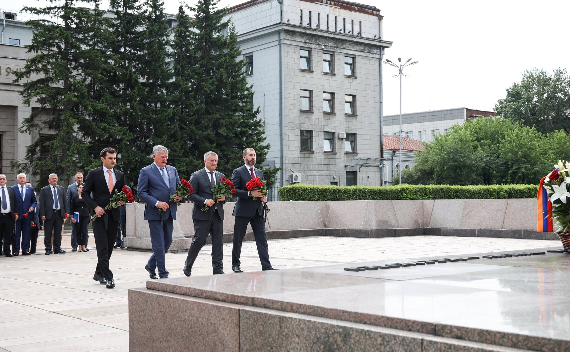 Парламентарии России и Армении приняли участие в церемонии возложения венка к мемориалу «Вечный огонь Славы» и почтили память павших минутой молчания