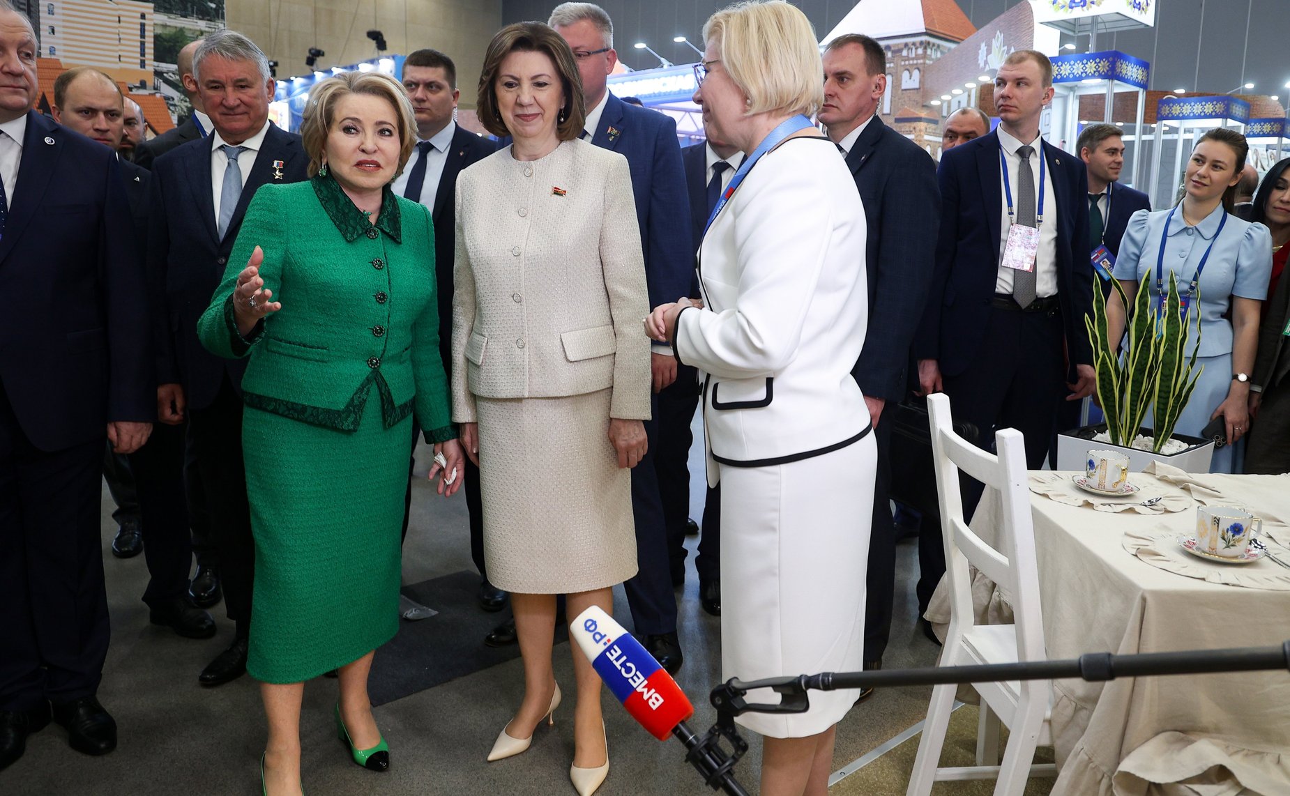 Валентина Матвиенко и Наталья Кочанова ознакомились с экспозицией выставки-ярмарки регионов России и Беларуси