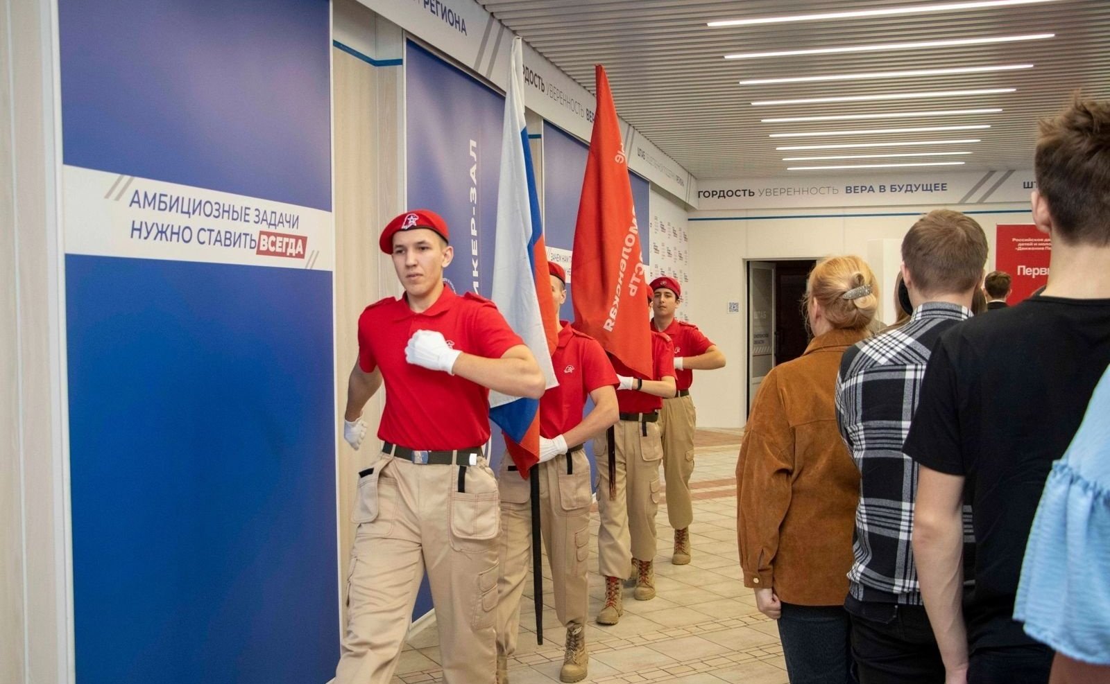 Артем Малащенков вручил паспорта смоленским школьникам из региональной организации «Движение Первых»