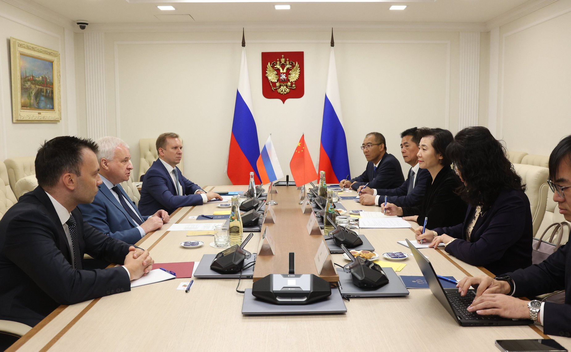 Встреча первого заместителя председателя Комитета СФ по международным делам Андрея Денисова с делегацией Канцелярии по иностранным делам Народного правительства провинции Ляонин (КНР) во главе с руководителем канцелярии