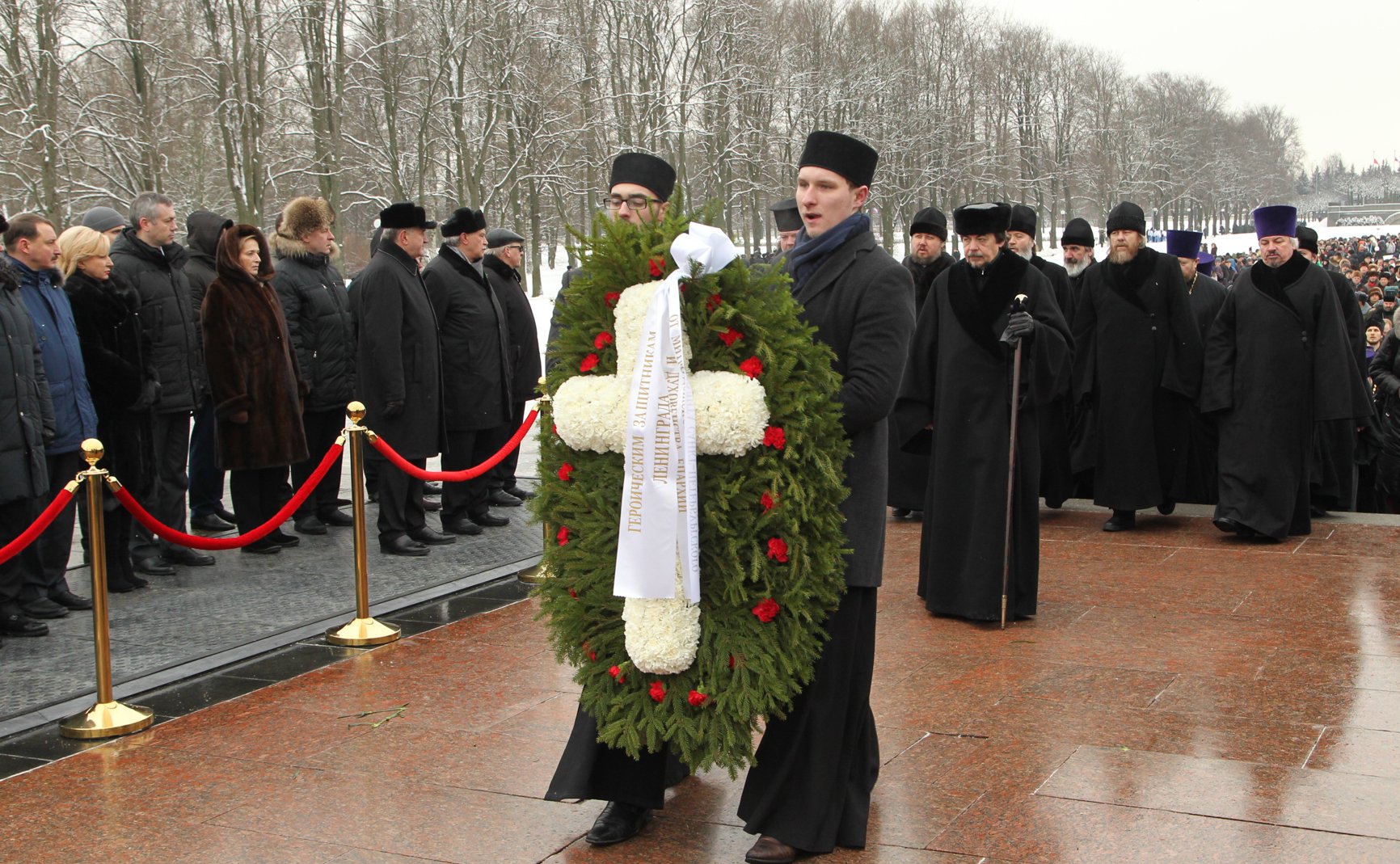 Церемония возложения венков на Пискаревском кладбище по случаю 71-й годовщины снятия блокады Ленинграда