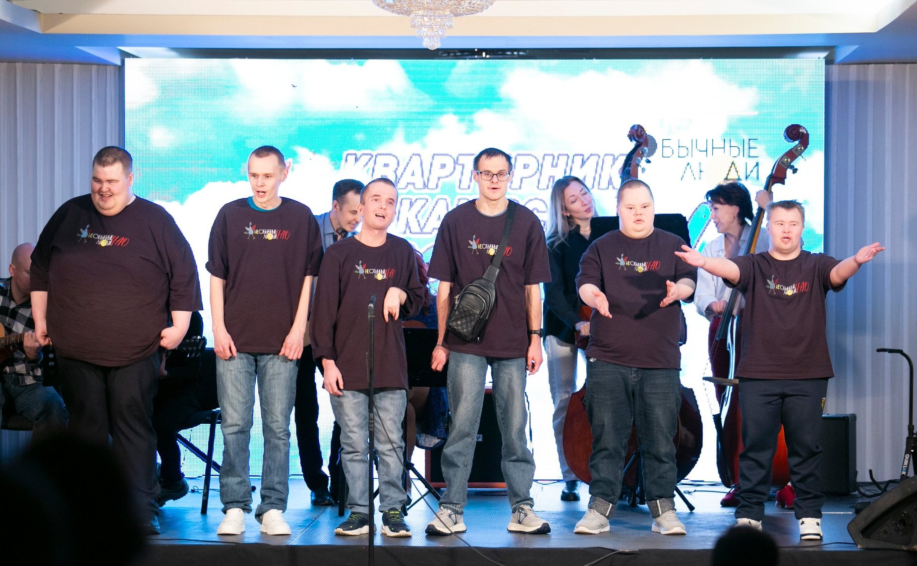 Денис Гусев в ходе работы в регионе побывал на встрече творческой инклюзивной лаборатории «Необычные люди»