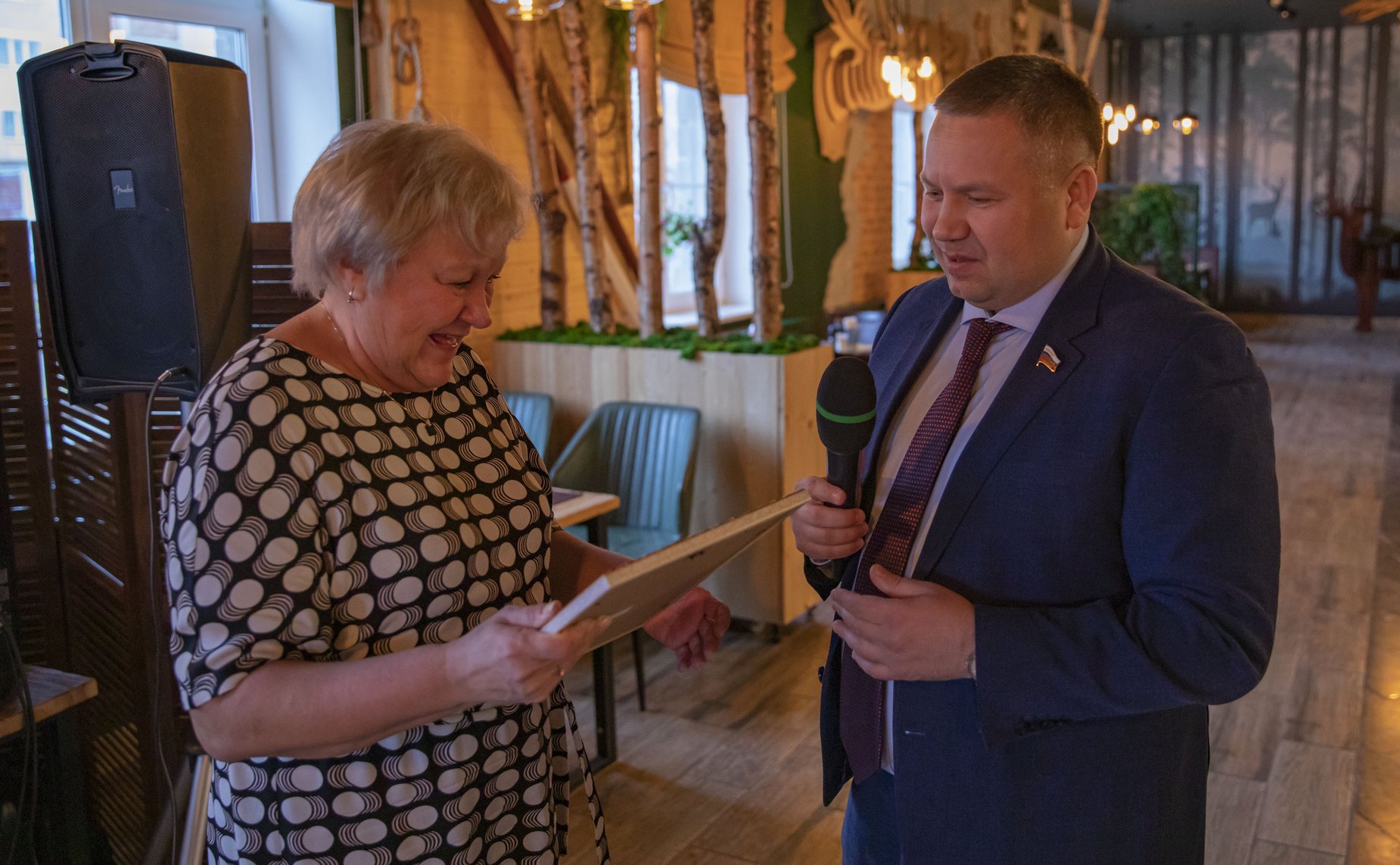 Денис Гусев в ходе работы в регионе принял участие в торжестве по случаю юбилея создания клуба общения пенсионеров «Миряночка»