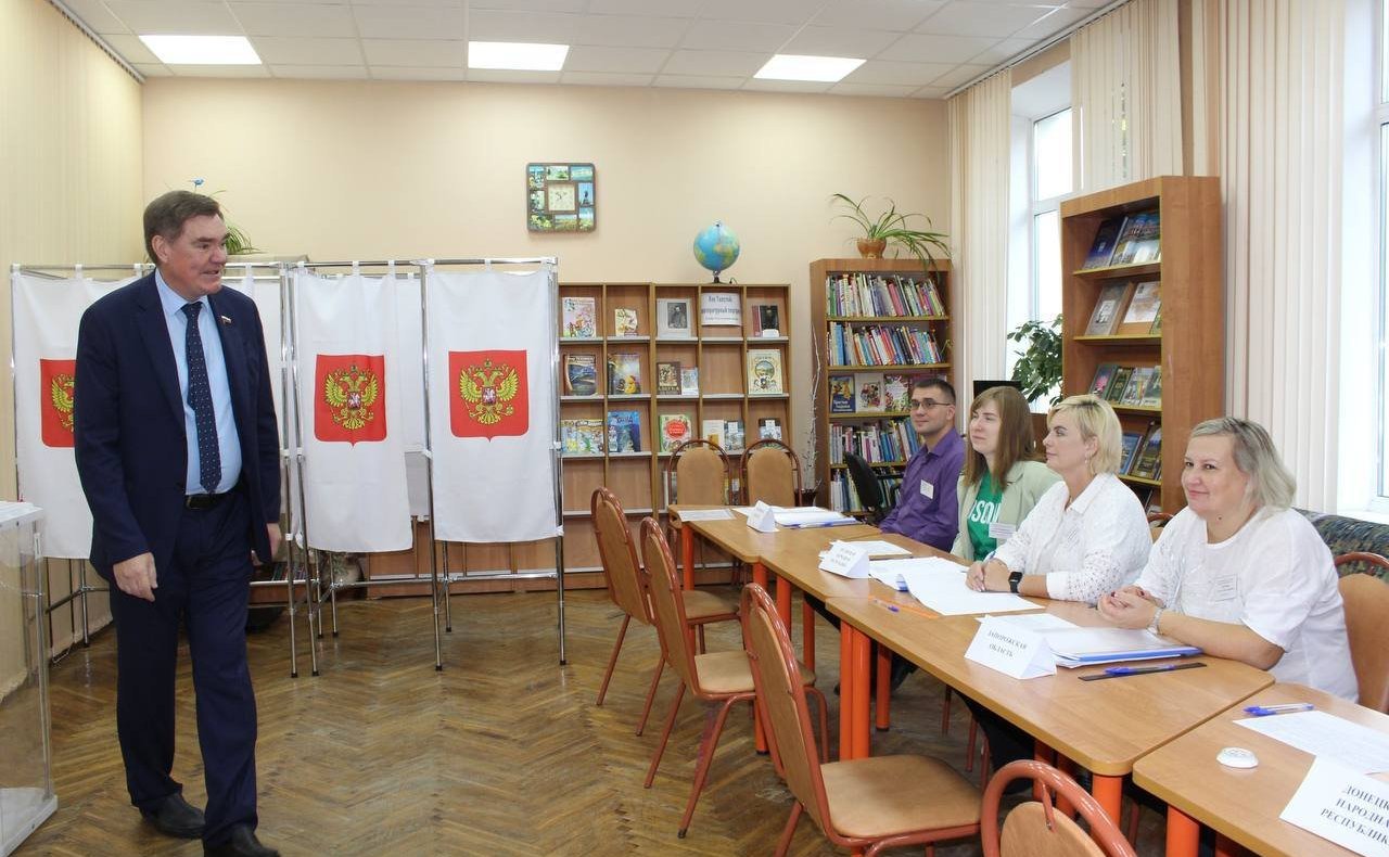 Александр Савин в г. Калуге и в г. Обнинске посетил несколько избирательных участков, на которых смогут проголосовать жители новых регионов