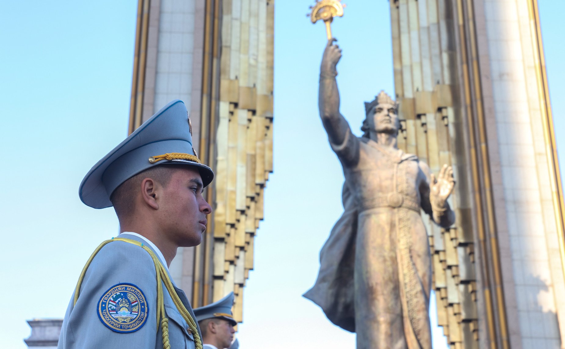Торжественная церемония возложения цветов с участием руководителей парламентских делегаций к памятнику Исмоилу Сомони