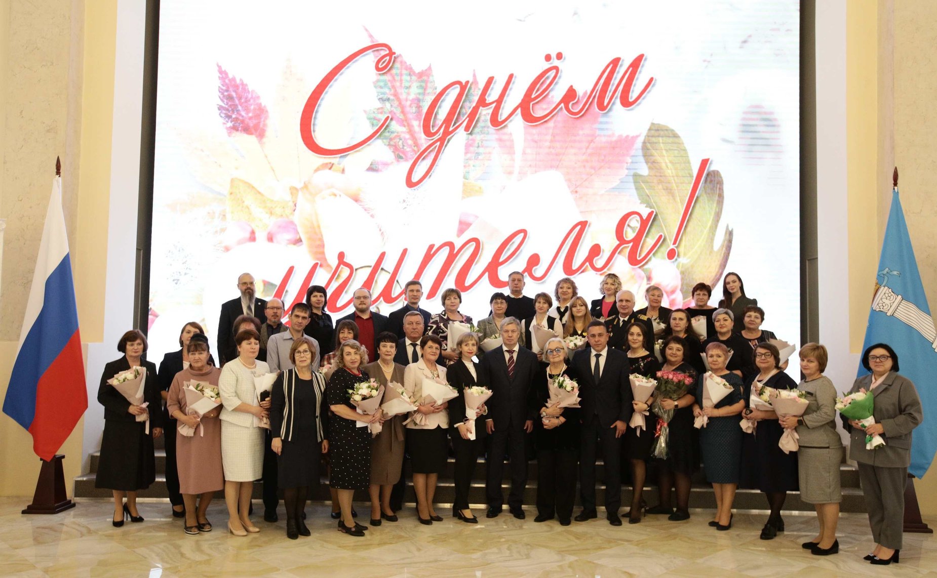 Сенатор РФ Айрат Гибатдинов совместно с губернатором Ульяновской области Алексеем Русских поздравил заслуженных учителей и почетных работников общего образования с профессиональным праздником