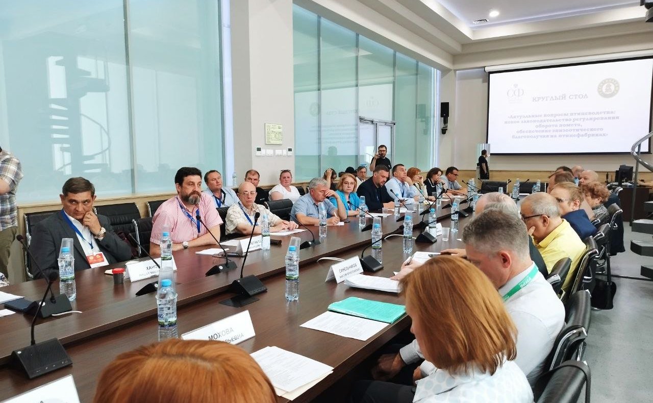 Сергей Митин провел круглый стол на тему «Актуальные вопросы птицеводства: новое законодательство регулирования оборота помета, обеспечение эпизоотического благополучия на птицефабриках»