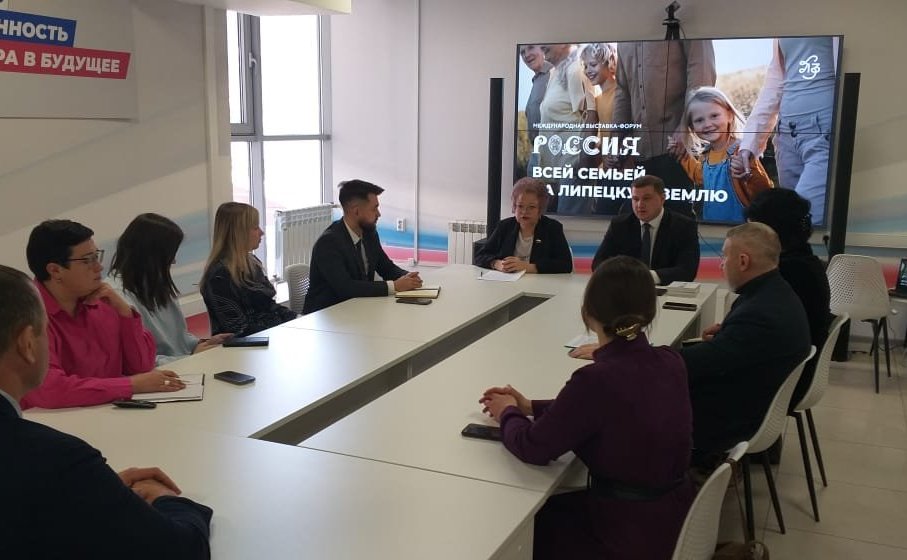 Оксана Хлякина в ходе поездки в регион провела круглый стол, на котором обсудили, как создать лучшие условия для семейного туризма и как сделать Липецкую область популярной для туризма семей с детьми