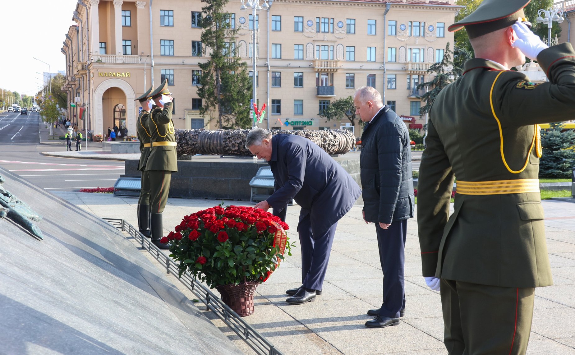 Сенаторы приняли участие в возложении цветов к Монументу Победы (фото: Пресс-служба Совета Республики Национального собрания Беларуси)