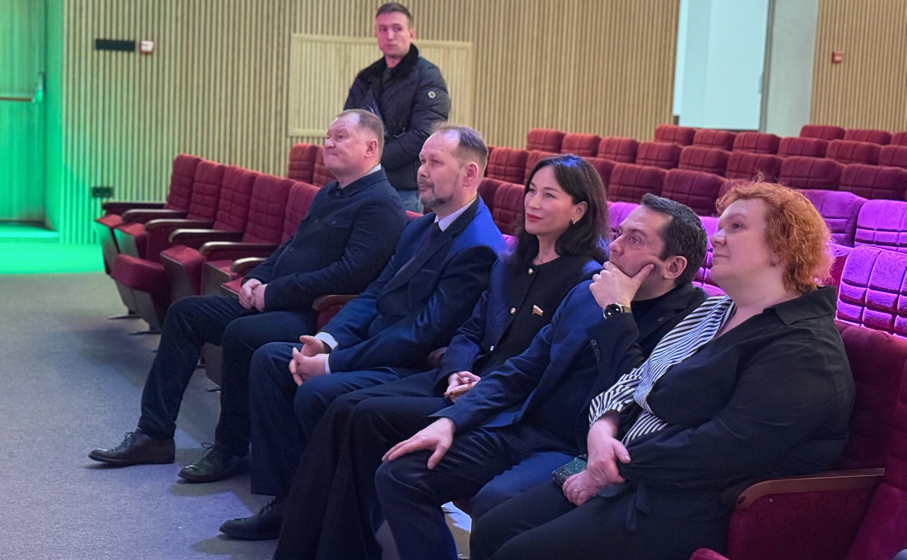 Елена Дягилева посетила модернизированный корпус школы в Снежногорске и вручила Почётную грамоту Совета Федерации начальнику управления образования Администрации ЗАТО Александровск