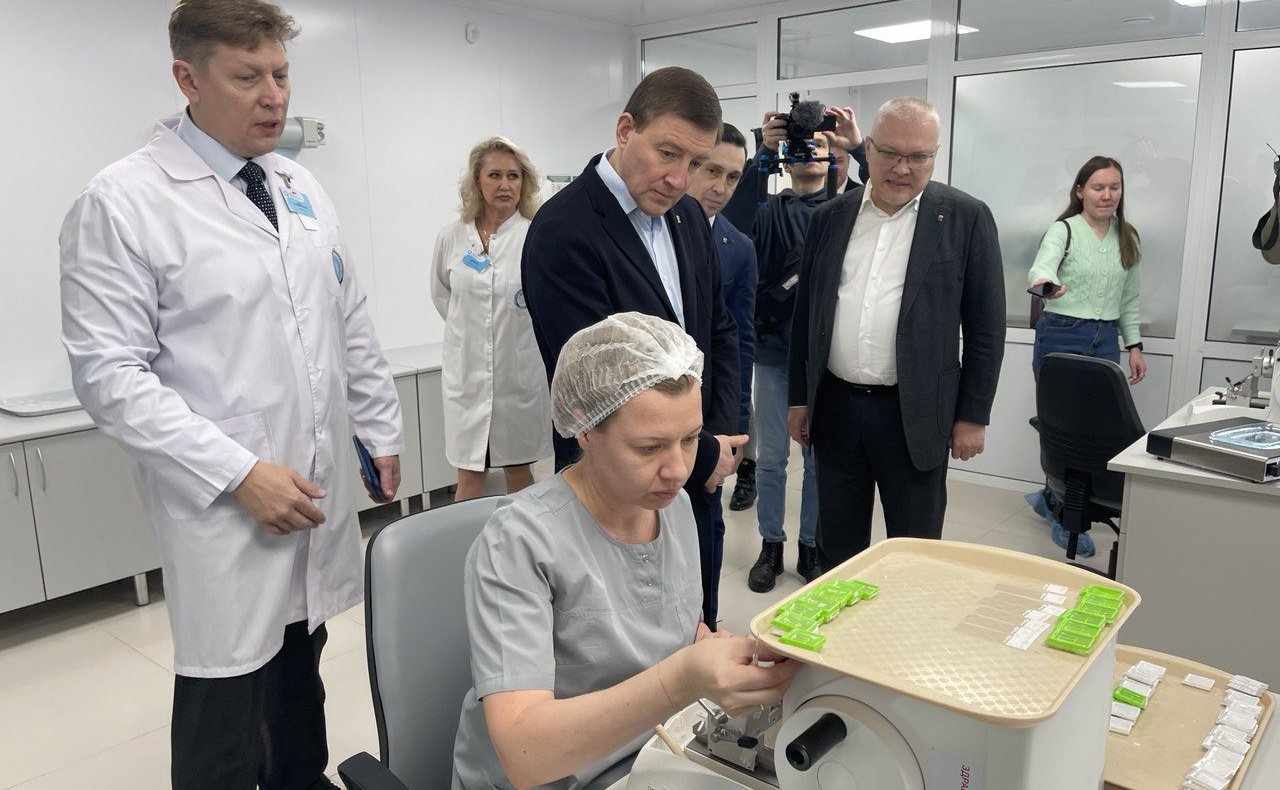 Сенаторы посетили социальные учреждения в городе Кирове и вручили памятные медали детям-героям