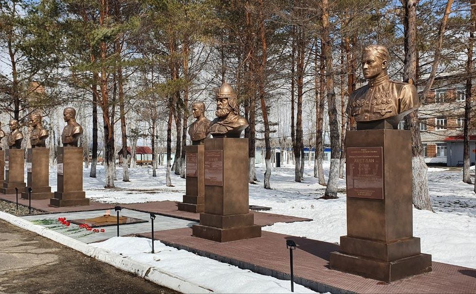 Андрей Базилевский в рамках работы в регионе побывал в Комсомольском муниципальном районе, где посетил одну из войсковых частей Восточного военного округа